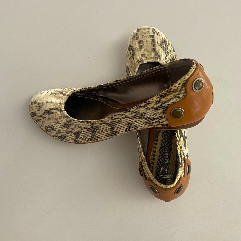 B. Makowsky Women’s “BM Rose” Snakeskin Ivory/Tan Flats 8